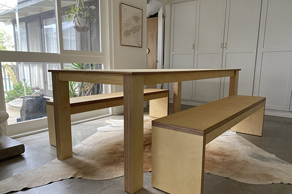 Bàn ghế làm từ gỗ ván ép