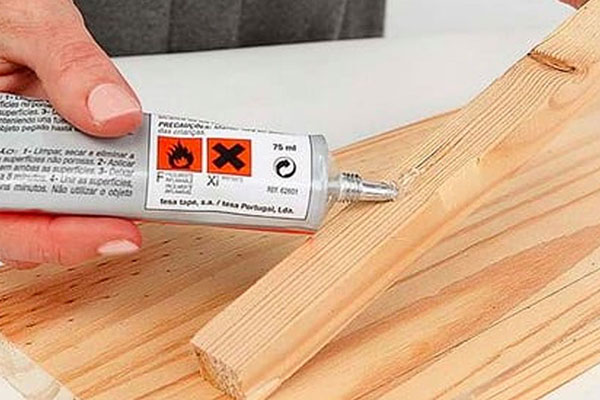Sử dụng keo để sửa gỗ ép lỗi